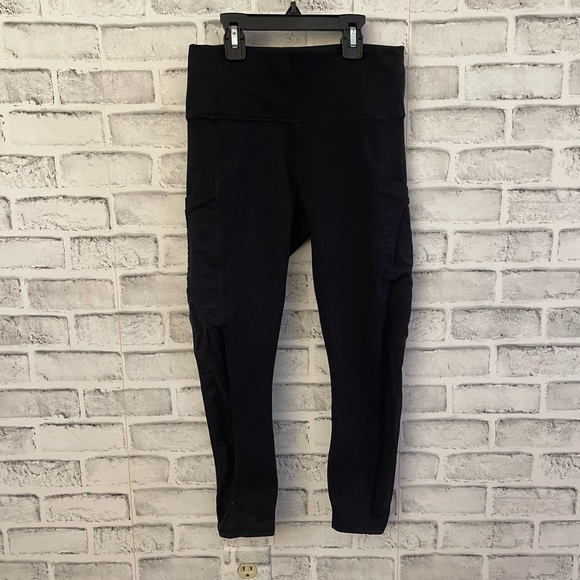 Women’s Fabletics Powerhold high waist black cropped leggings Size Small - Picture 1 of 4